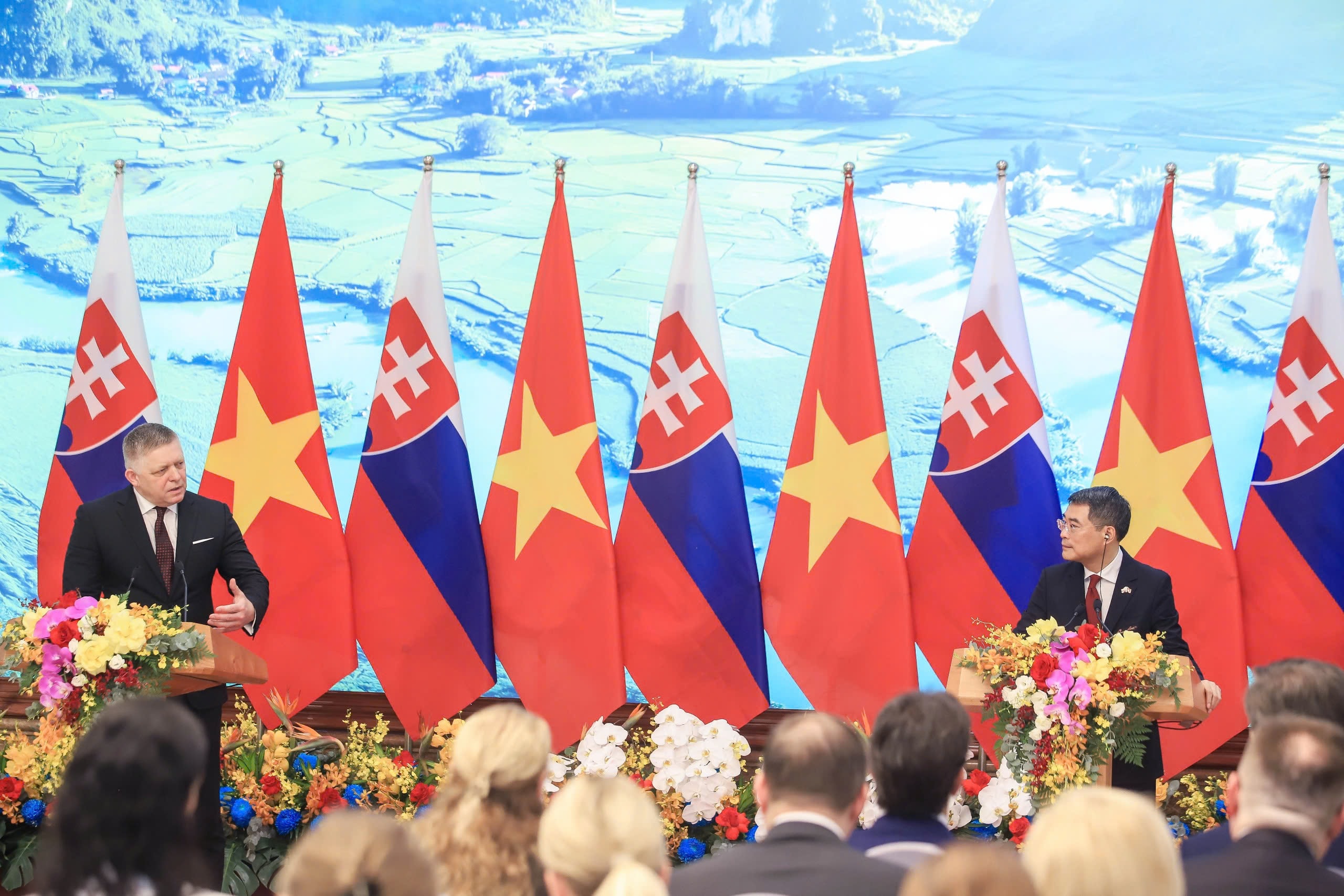 Hai Thủ tướng gặp báo chí sau Hội đàm. (Ảnh: Viên Minh)