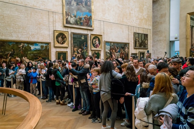 Khách du lịch chen nhau ở Bảo tàng Louvre. Ảnh: Time Out