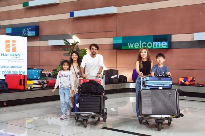 Du khách nhận hành lý tại sân bay. Ảnh: Sun Group