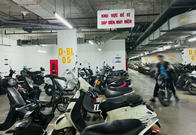 Khu vực để xe điện tại một chung cư ở phường Nhân Chính, Hà Nội gỡ ổ sạc từ cuối năm 2025. Ảnh: Phạm Nga