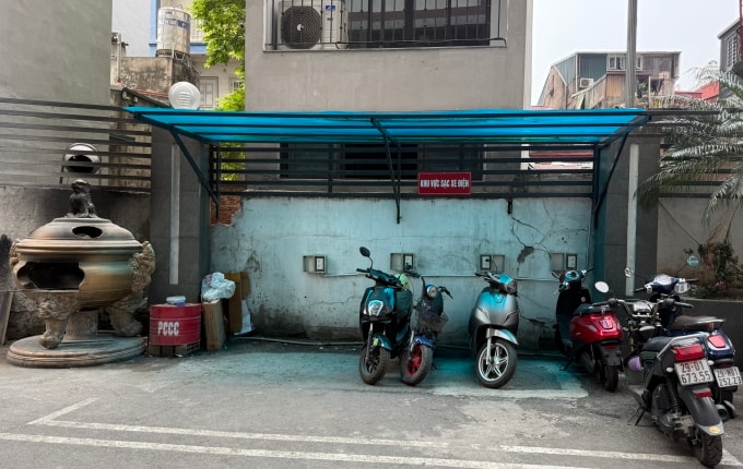 Điểm sạc xe điện gần lư hóa vàng tại chung cư ở Ngọc Lâm, Long Biên, Hà Nội, hôm 7/4. Ảnh: Quỳnh Nguyễn