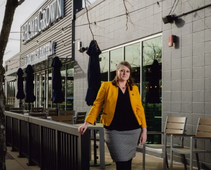 Jessica Keahey, chủ cửa hàng phô mai ở TP Bentonville, bang Arkansas, Mỹ. Ảnh: Fortune