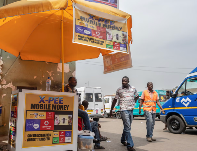 Một ki-ốt dịch vụ chuyển tiền ở Accra, Ghana. Ảnh: Guardian