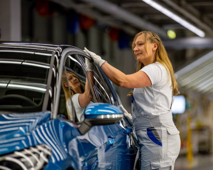 Nhiều mẫu xe chạy bằng pin tại Đức được nhiều khách hàng săn đón khi giá xăng dầu tăng vọt. Ảnh: Martin Divíšek/EPA