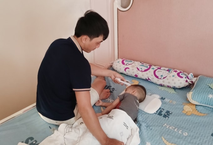 Mỗi lần bé Kem mắc bệnh tay chân miệng, anh Thế Anh phải tạm ngưng công việc để chăm sóc. Ảnh: NVCC