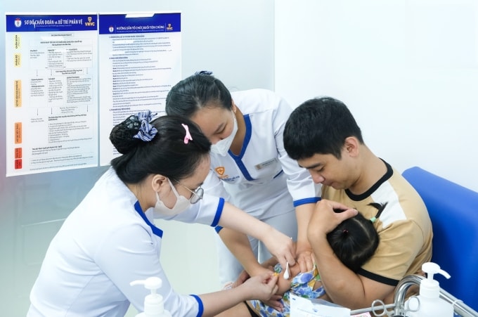 Trẻ được phụ huynh đưa đi tiêm vaccine tại Hệ thống Tiêm chủng VNVC để phòng bệnh. Ảnh: Bình An