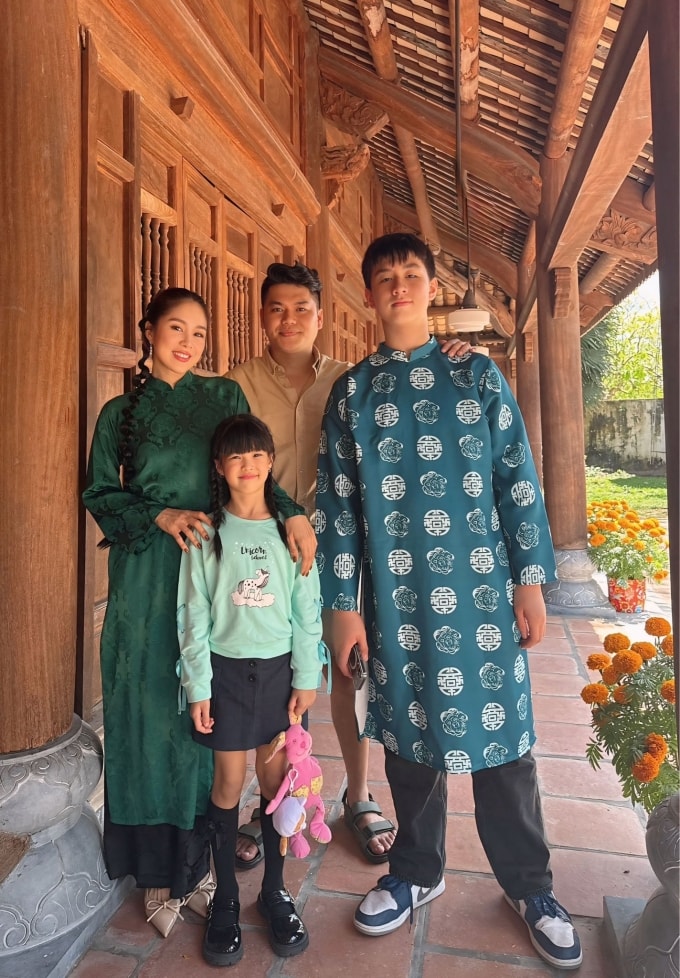 Gia đình Lê Phương chụp ảnh du xuân hồi đầu năm, trong đó bé Cà Pháo (phải) hiện cao hơn 1,8 m.