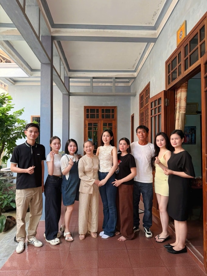 Á hậu Trương Tâm NHư (giữa) bên người thân tại quê nhà.