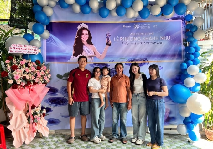 Khánh Như (thứ hai từ phải sang) bên bố mẹ và gia đình anh trai (trái).