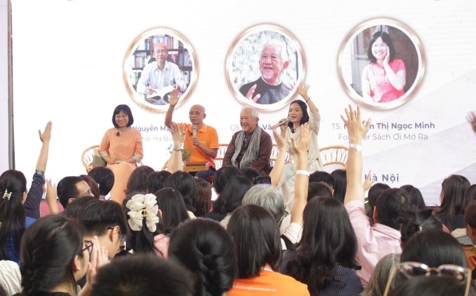 Các diễn giả ở buổi giao lưu. Từ phải qua: Tiến sĩ Nguyễn Thị Ngọc Minh, Giáo sư Phan Văn Trường, Tiến sĩ Nguyễn Mạnh Hùng. Ảnh: Sách Thái Hà