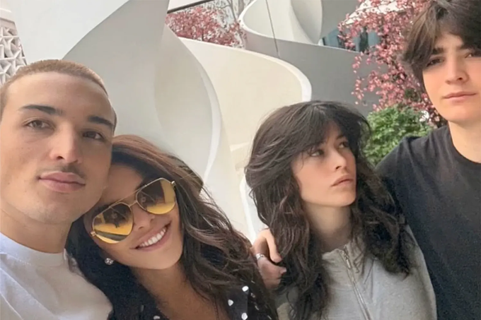 Lauren Sánchez bên ba con riêng. Từ trái qua: Nikko - 25 tuổi, con của Lauren và bạn trai cũ Tony Gonzalez, Ella và Evan - con của chồng cũ Patrick Whitesell. Ảnh: Instagram Lauren Sánchez