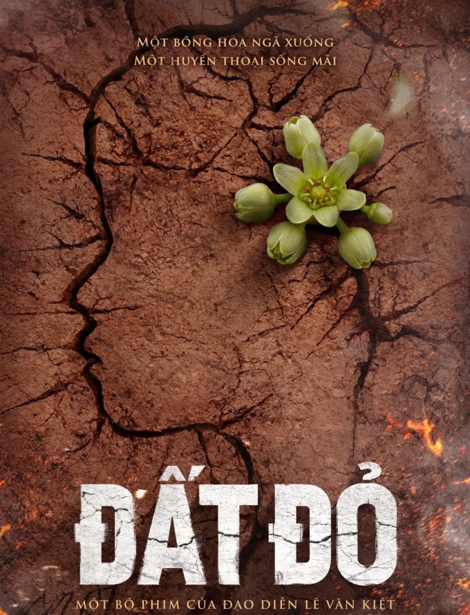Poster Đất đỏ với dòng mô tả về phim: Một bông hoa ngã xuống, một huyền thoại sống mãi. Ảnh: Đoàn phim cung cấp