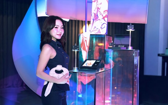 Chloe Nguyễn, một trong những khách hàng VIB Privilege Banking đầu tiên nhận bộ tặng phẩm phiên bản giới hạn Aurora. Ảnh: VIB