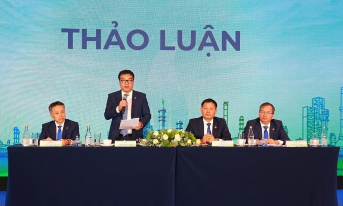 Ban lãnh đạo BSR trả lời cổ đông tại phiên họp thường niên sáng 13/4. Ảnh: BSR