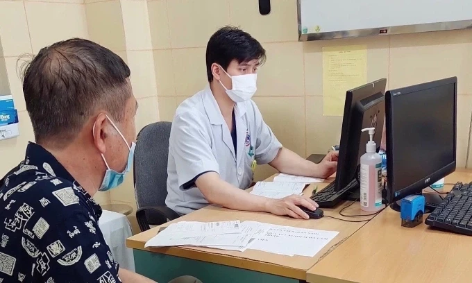 Bác sĩ Hải Nam đang thăm khám cho bệnh nhân. Ảnh: Bác sĩ cung cấp