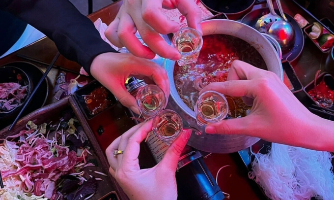 Việc uống rượu bia dồn dập trong một thời điểm - dù chỉ một lần mỗi tháng - cũng có thể gây tổn thương gan nghiêm trọng. Ảnh: Nguyễn Huyền