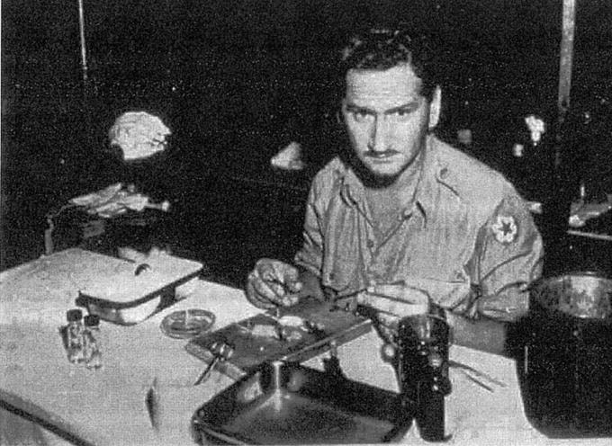 Albert Sabin, cha đẻ của vaccine bại liệt dạng uống, thực hiện xét nghiệm kháng thể viêm não Nhật Bản trong một lều ở Okinawa, Nhật Bản. Ảnh: WRAIR Archives