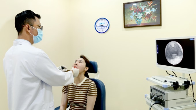 Bác sĩ Thạch đang nội soi họng cho người bệnh viêm amidan. Ảnh minh họa: Phòng khám Đa khoa Tâm Anh Quận 7
