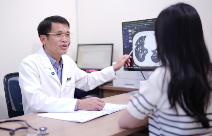 Bác sĩ Khiêm tư vấn cho bà Liên. Ảnh: Bệnh viện Đa khoa Tâm Anh