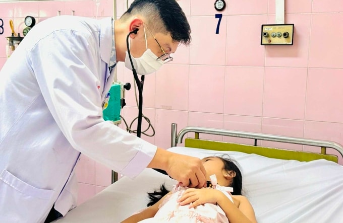 Bác sĩ điều trị bệnh nhi ngộ độc. Ảnh: Bệnh viện cung cấp