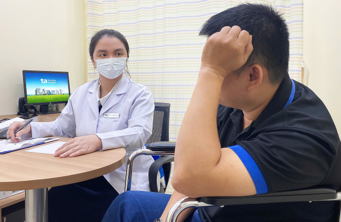 Anh Cường đến khám với bác sĩ Vân khi đau chân nặng, không thể đi lại được do gout cấp. Ảnh: Phòng khám Đa khoa Tâm Anh Quận 7