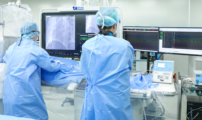 Bác sĩ can thiệp triệt đốt ổ loạn nhịp cho bệnh nhân. Ảnh: Bệnh viện Đa khoa Tâm Anh
