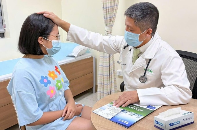 ThS.BS Nguyễn Đình Huấn tư vấn chăm sóc da mùa nắng nóng cho bệnh nhân tại Bệnh viện Đa khoa Tâm Anh TP HCM. Ảnh: Minh Tâm