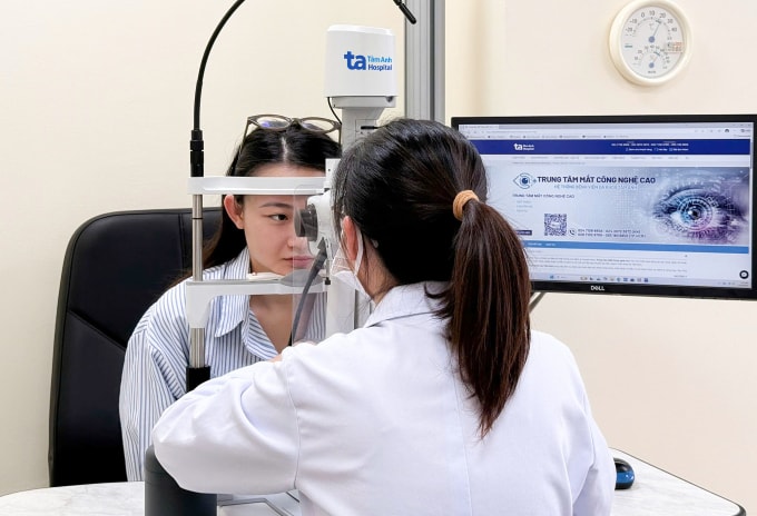 Bác sĩ Huyền kiểm tra mắt cho một phụ nữ. Ảnh: Bệnh viện Đa khoa Tâm Anh Hà Nội