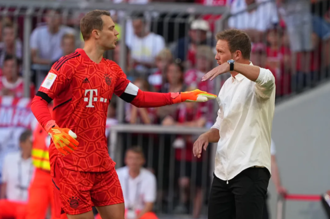 HLV Julian Nagelsmann (phải) trao đổi với Manuel Neuer trong trận Bayern gặp Wolfsburg tại Allianz Arena, Munich, Đức ngày 14/8/2022. Ảnh: DPA