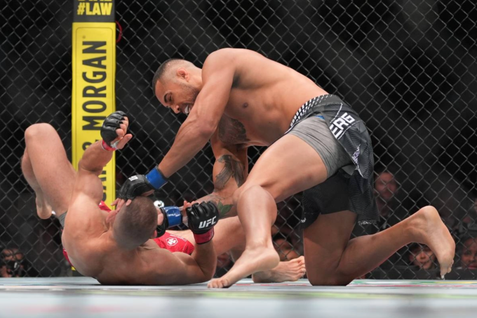 Carlos Ulberg (phải) hạ knock-out Jiri Prochazka ở trận tranh đai hạng bán nặng UFC tại nhà thi đấu Kaseya ở Miami, Mỹ vào ngày 11/4/2026. Ảnh: Zuffa LLC