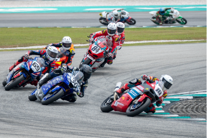 Tay đua Việt Tuấn (xe số 84) bám đuổi top dẫn đầu tại chặng 1 ARRC 2026. Ảnh: HVN