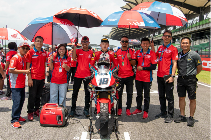 Tay đua Hữu Trí và đội đua Honda Racing Vietnam trước giờ xuất phát. Ảnh: HVN