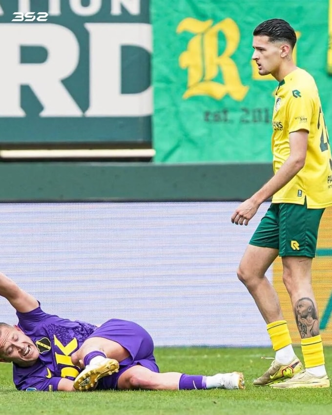 Lewis Holtby (trái) đau đớn sau khi bị Justin Hubner (phải) phạm lỗi. Ảnh: 352id