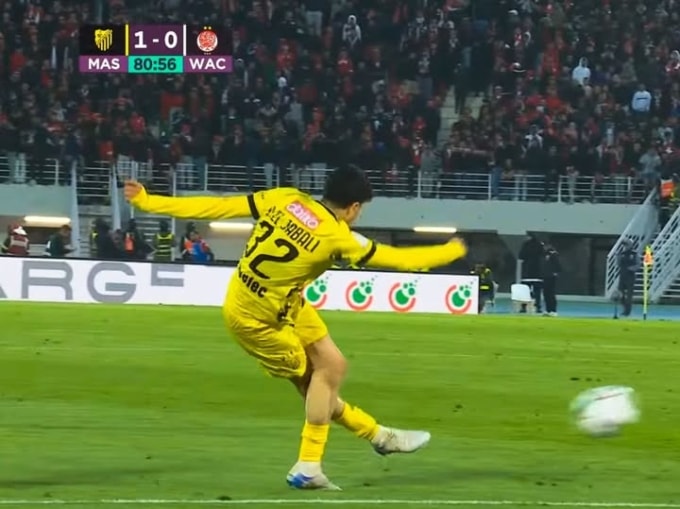 Driss El Jabli sút kiểu Rabona trong trận MAS Fes thắng Wydad FC tại giải VĐQG Morocco tối 12/4.