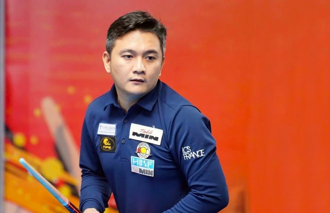 Cơ thủ Trần Thanh Lực thi đấu chung kết với Cho Myung-woo ở World Cup carom 3 băng ở Bogota, sáng 13/4. Ảnh: Billiards