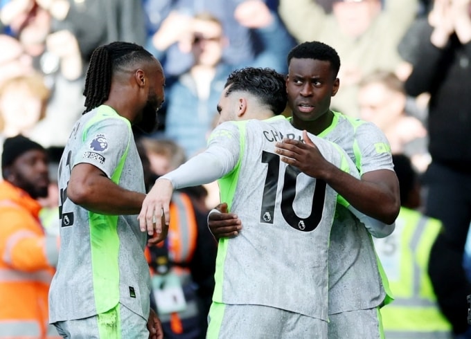 Cầu thủ Chelsea mừng bàn nâng tỷ số lên 2-0 của Guehi (phải), trên sân Stamford Bridge, London, Anh hôm 12/4. Ảnh: Reuters