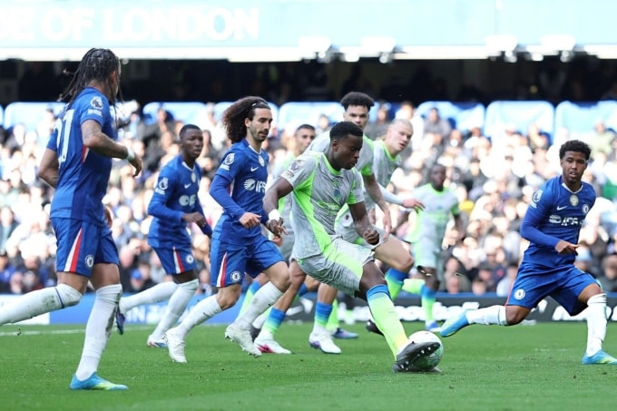 Guehi dứt điểm thành bàn trong trận gặp Chelsea trên sân Stamford Bridge, London, Anh hôm 12/4. Ảnh: Reuters