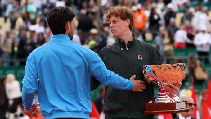 Alcaraz (trái) chúc mừng Sinner, sau chung kết Monte Carlo Masters, trên sân Rainier III, Monte Carlo Country Club, Monaco hôm 13/4. Ảnh: Reuters
