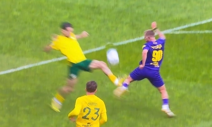 Khoảnh khắc Hubner (trái) đá trúng ống đồng Holtby trong trận Fortuna Sittard hòa NAC Breda 1-1 ở vòng 30 giải vô địch quốc gia Hà Lan 2025-2026, ngày 12/4/2026