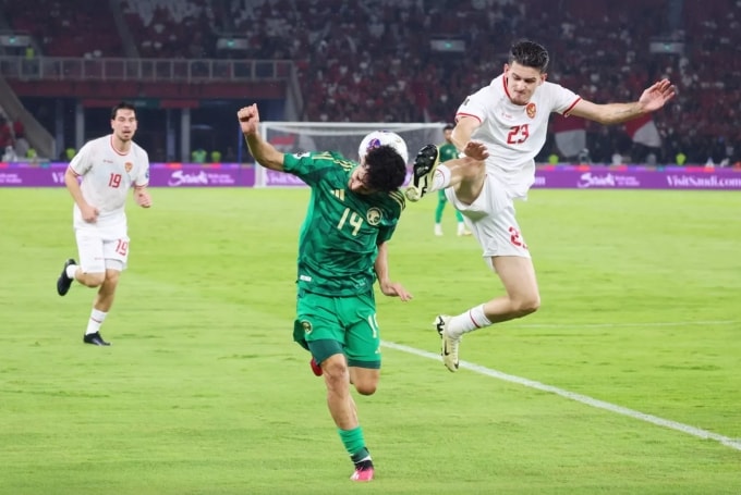 Hubner (phải) phạm lỗi với Mohammed Al Qahtani dẫn đến thẻ đỏ trực tiếp, trong trận Indonesia thắng Arab Saudi 2-0 ở vòng loại ba World Cup 2026 - khu vực châu Á, trên sân Gelora Bung Karno, Indonesia ngày 19/11/2024. Ảnh: Jawa Pos