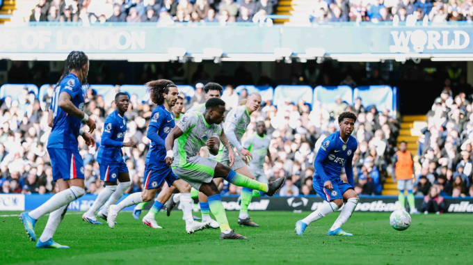 Marc Guehi sút chéo góc nâng tỷ số lên 2-0. Ảnh: Man City