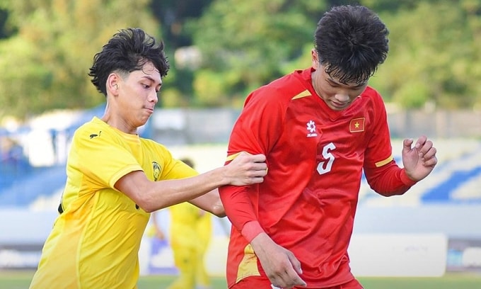 Việt Nam (áo đỏ) trong trận thắng Malaysia ở lượt đầu bảng A U17 Đông Nam Á chiều 13/4/2026. Ảnh: VFF