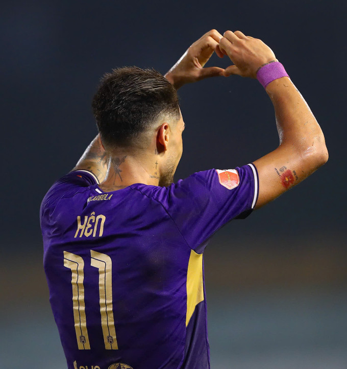 Hình xăm cờ Việt Nam và số 9 của Đỗ Hoàng Hên ở phía sau bắp tay phải. Ảnh: Minh Dân