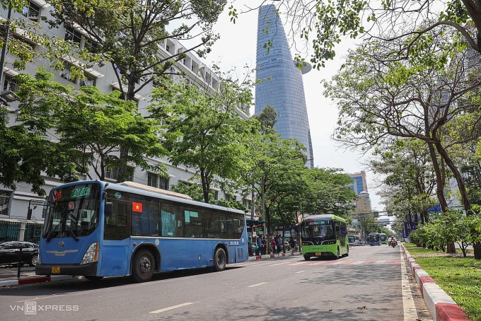 Xe buýt chạy trên đường Hàm Nghi, trung tâm TP HCM, tháng 4/2026. Ảnh: Quỳnh Trần