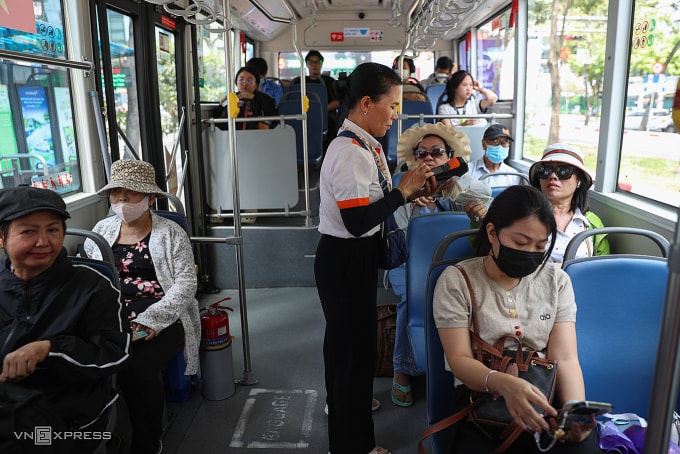 Nhân viên soát vé hành khách đi xe buýt ở TP HCM, tháng 4/2026. Ảnh: Quỳnh Trần