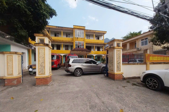 Ôtô Mercedes màu bạc của ông Khoát đỗ chắn ngang cổng trụ sở công an. Ảnh: Công an cung cấp