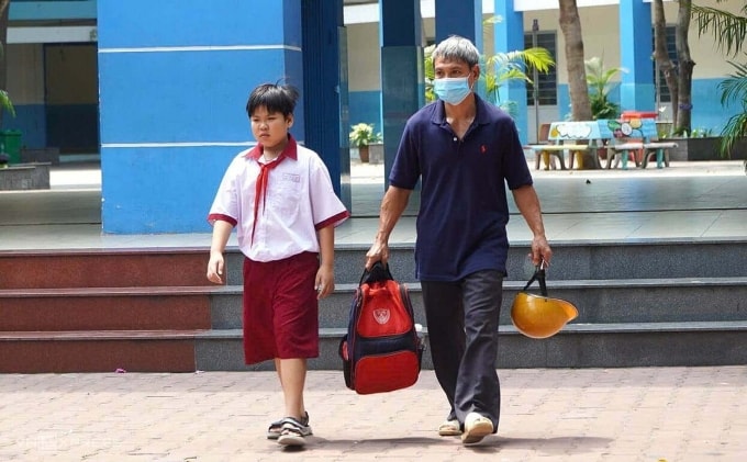 Phụ huynh đón con ở trường Tiểu học Bình Quới Tây, trưa 10/4. Ảnh: Lệ Nguyễn