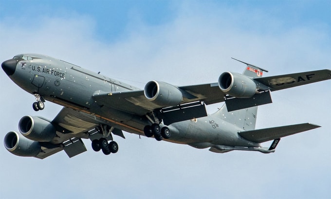 Máy bay tiếp dầu KC-135 bay trên căn cứ không quân Mildenhall, Anh ngày 12/4. Ảnh: Andrew McKelvey