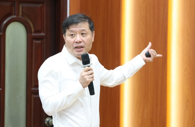 GS Vũ Hà Văn chia sẻ về dạy và học Toán tại hội thảo, ngày 13/4. Ảnh: Khắc Hiếu