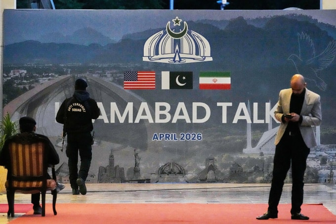 Nhân viên an ninh tại trung tâm báo chí đối diện khách sạn Serena ở thủ đô Islamabad, Pakistan, ngày 12/4. Ảnh: AP